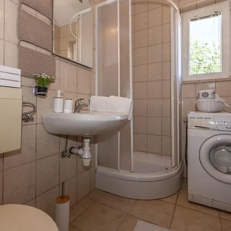 Charming Little House Povljana