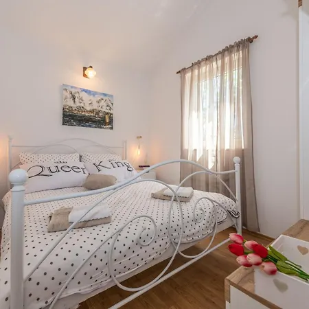 Charming Little House * Povljana